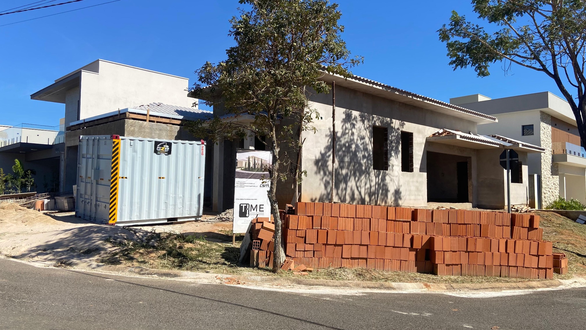 Casa Clássica · Res. Macaúbas — Fachada com telhado cerâmico