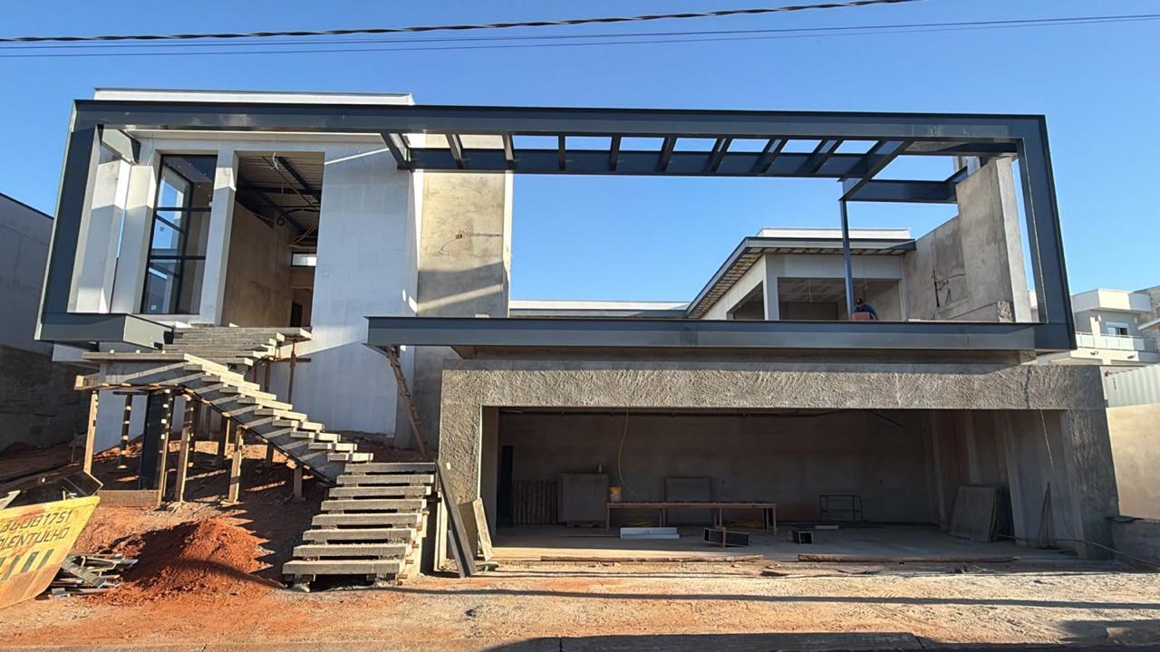 Casa das Águas — Fachada com pórtico metálico