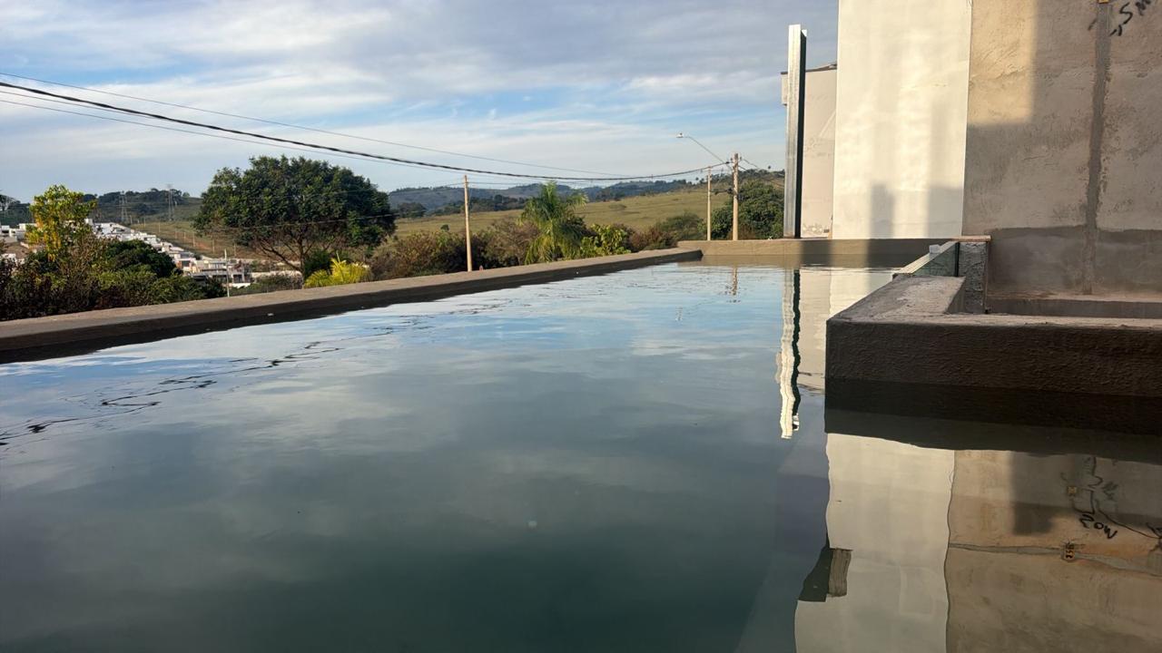 Casa das Águas — Piscina com borda infinita