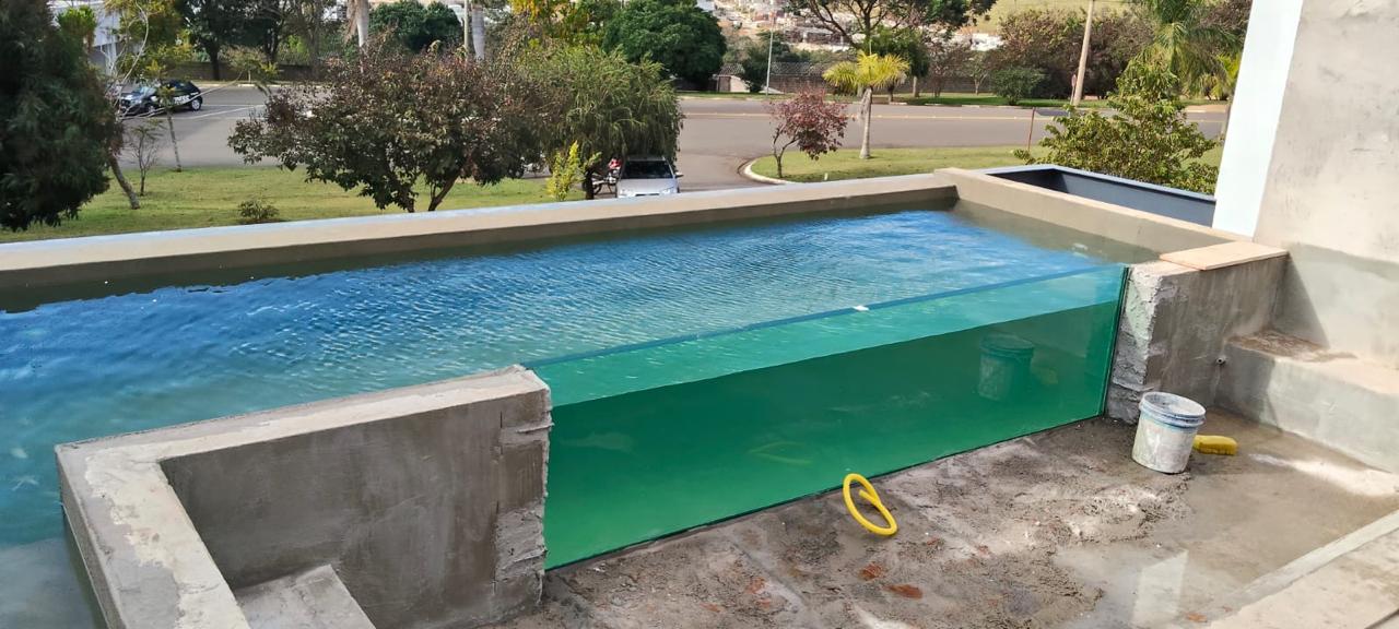 Casa das Águas — Piscina com painel de vidro