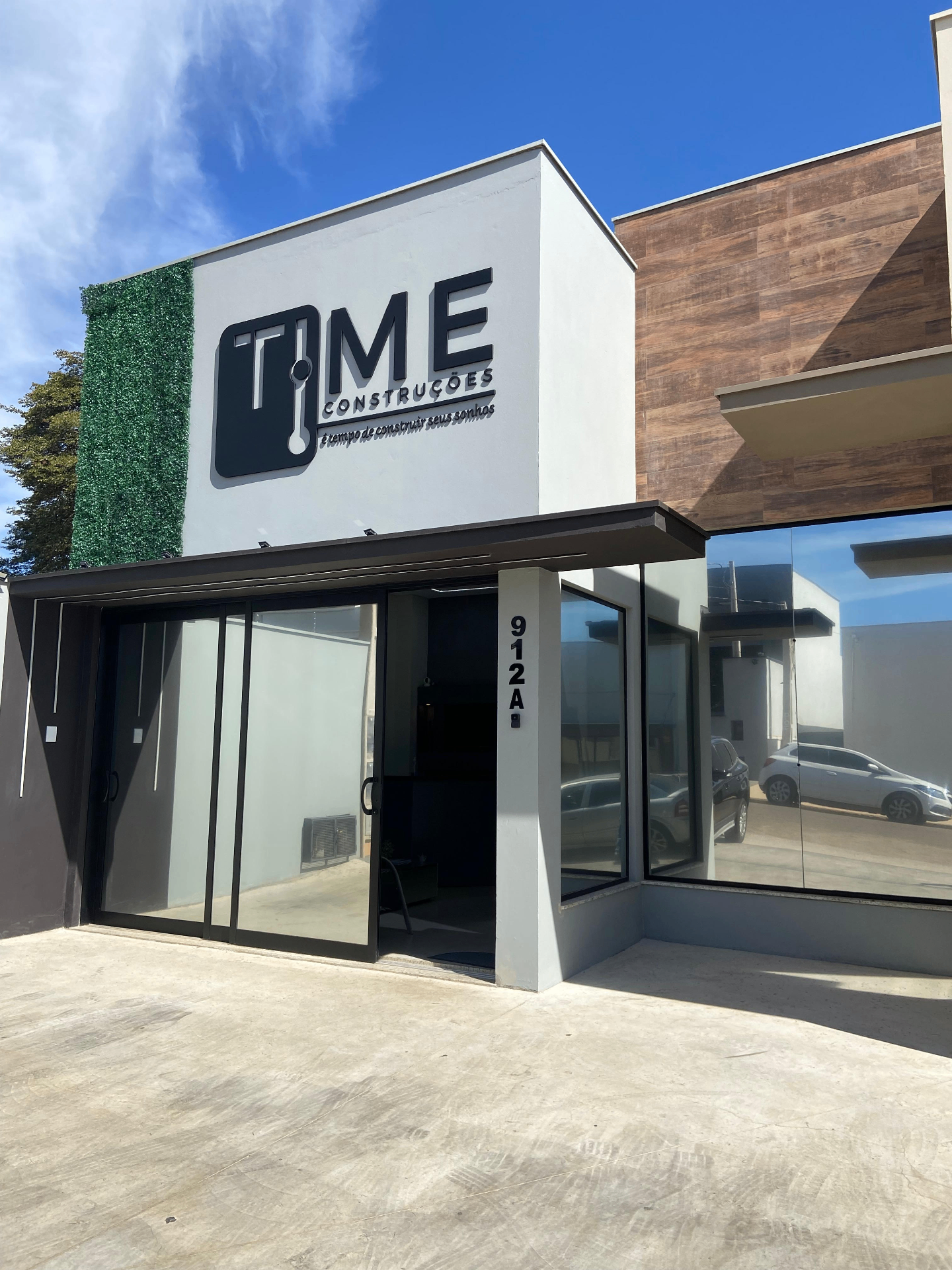 Fachada do escritório Time Construções em São José do Rio Pardo